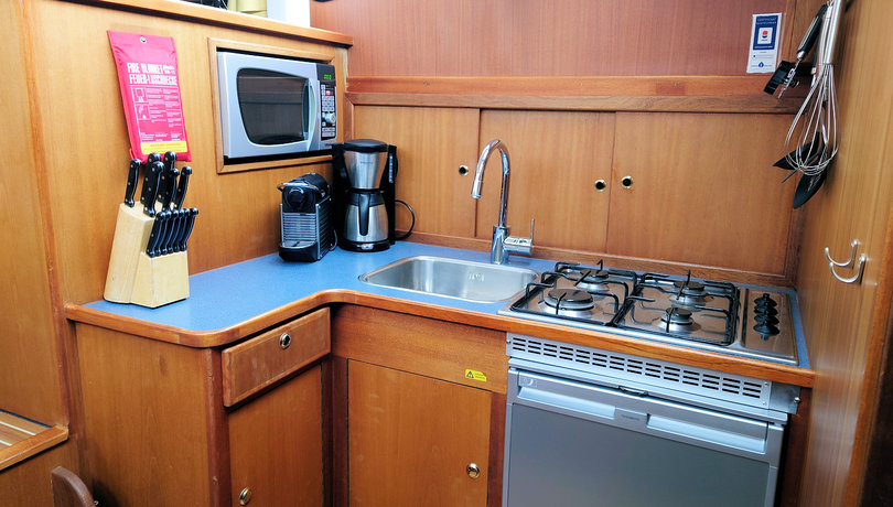 Van servies en bestek naar magnetron, filter-koffiemachine, Nespresso en koelkast: comfort als thuis aan boord
